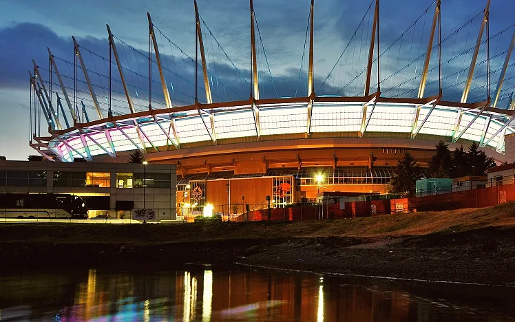 前锋在禁区边缘用非惯用脚处理球的画面（禁区里用右脚的价值是