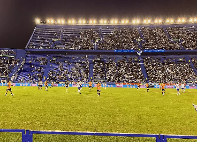 小组赛末轮同时开球时看台上的紧张画面(为什么会出现两队都想赢却不敢冒险)
